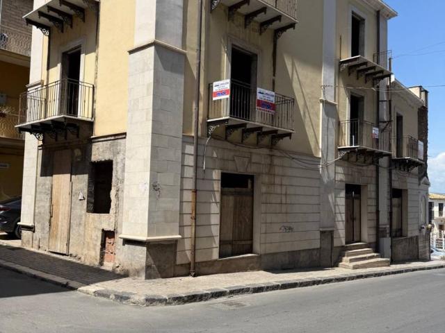 Palazzo / Stabile in vendita a Gela CL