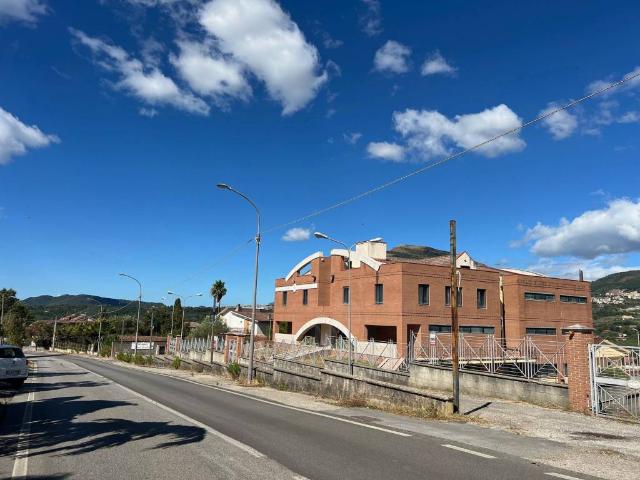 Palazzo / Stabile in vendita a Giffoni Sei Casali SA