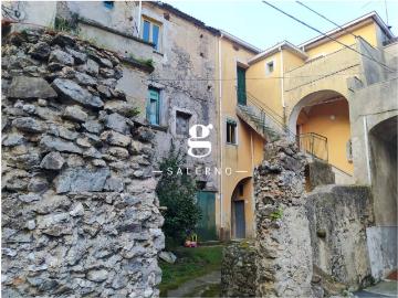 Palazzo / Stabile in vendita a Giffoni Sei Casali SA