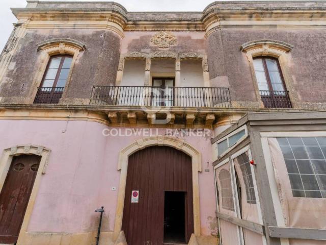 Palazzo / Stabile in vendita a Giuggianello LE
