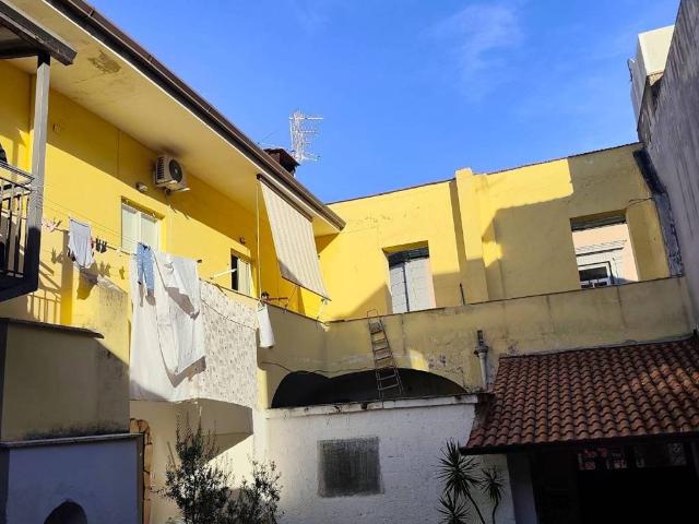 Palazzo / Stabile in vendita a Giugliano in Campania NA