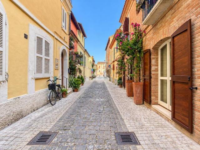 Palazzo / Stabile in vendita a Giulianova TE
