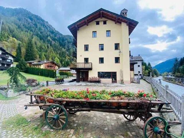 Palazzo / Stabile in vendita a Gressoney Saint Jean AO