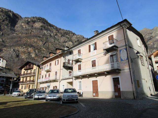 Palazzo / Stabile in vendita a Gressoney Saint Jean AO