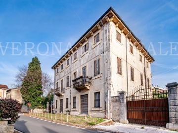 Palazzo / Stabile in vendita a Grezzana VR
