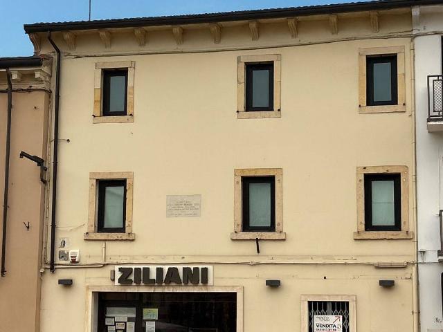 Palazzo / Stabile in vendita a Grezzana VR
