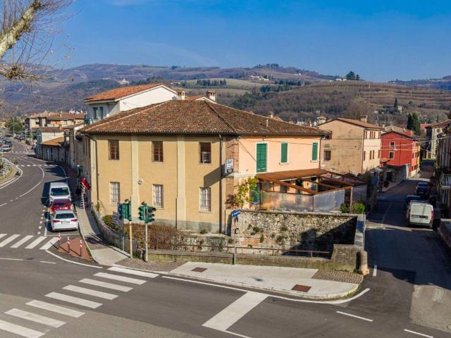 Palazzo / Stabile in vendita a Grezzana VR