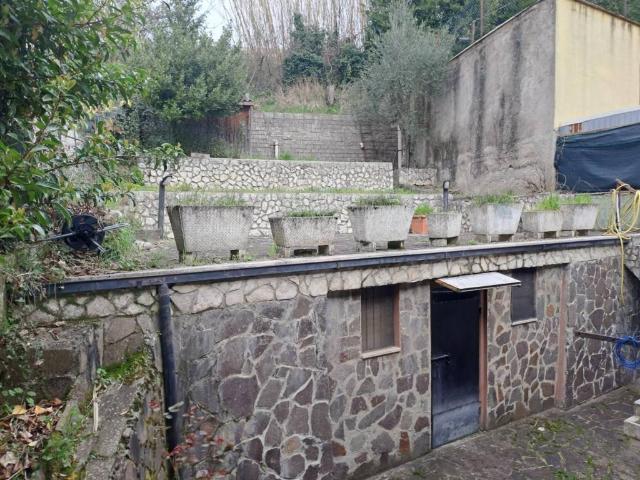 Palazzo / Stabile in vendita a Isola del Gran Sasso d'Italia TE