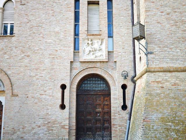 Palazzo / Stabile in vendita a Jesi AN