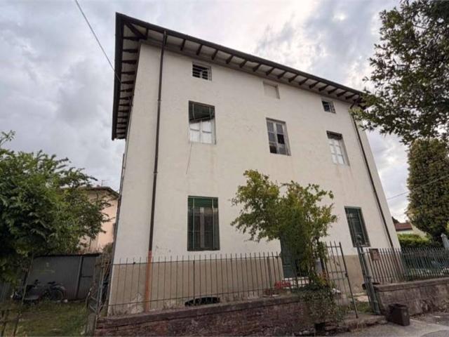 Palazzo / Stabile in vendita a Lucca LU