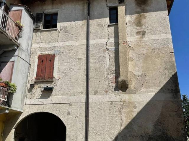 Palazzo / Stabile in vendita a Luvinate VA