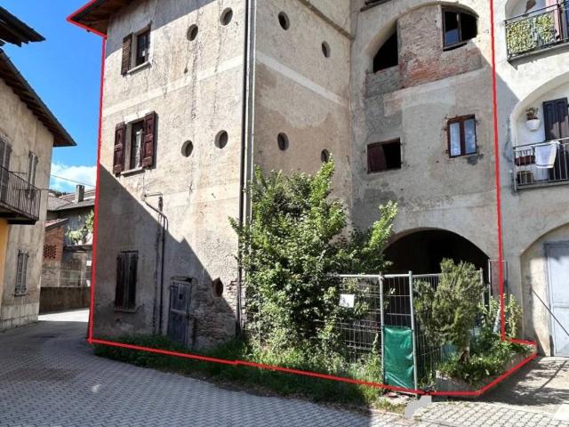 Palazzo / Stabile in vendita a Luvinate VA