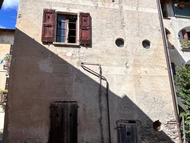Palazzo / Stabile in vendita a Luvinate VA