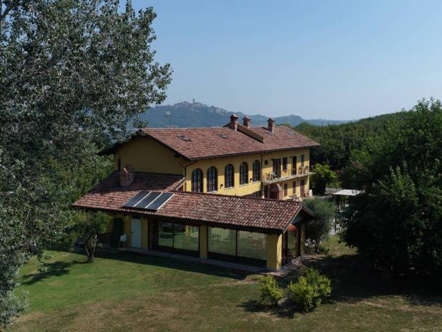 Palazzo / Stabile in vendita a La Morra CN