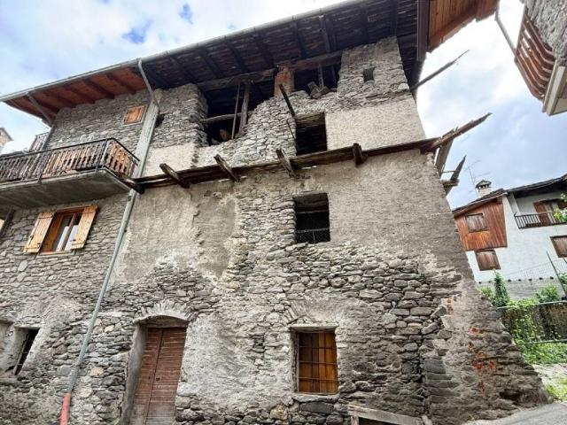 Palazzo / Stabile in vendita a La Salle AO