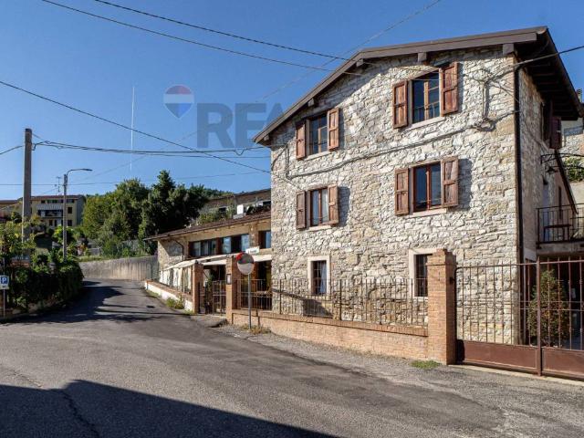 Palazzo / Stabile in vendita a Langhirano PR