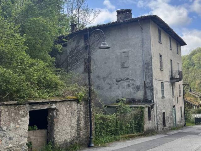 Palazzo / Stabile in vendita a Lasnigo CO