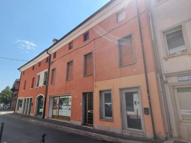 Palazzo / Stabile in vendita a Latisana UD