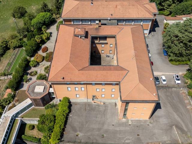 Palazzo / Stabile in vendita a Leggiuno VA