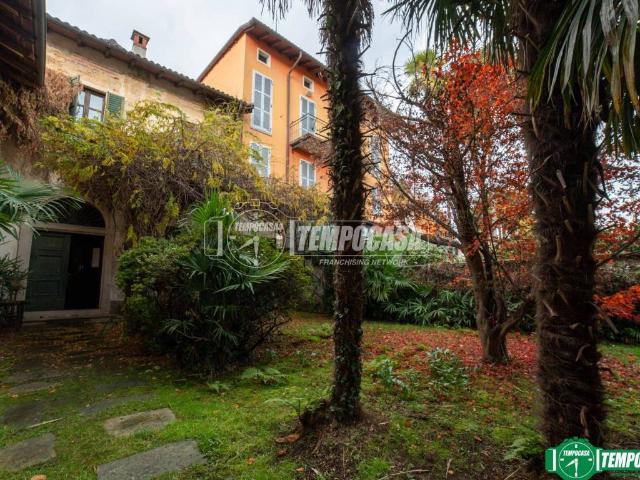 Palazzo / Stabile in vendita a Lesa NO
