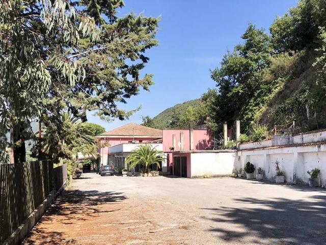 Palazzo / Stabile in vendita a Liberi CE