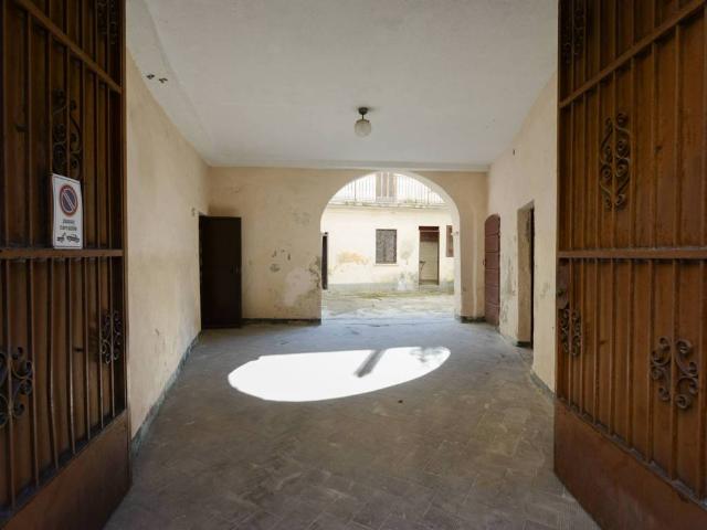 Palazzo / Stabile in vendita a Castello Cabiaglio VA