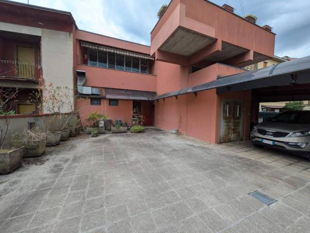 Palazzo / Stabile in vendita a Locate di Triulzi MI