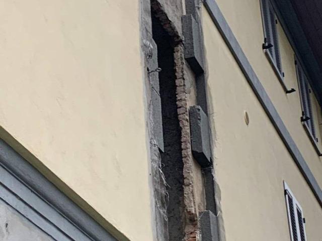 Palazzo / Stabile in vendita a Lonate Ceppino VA