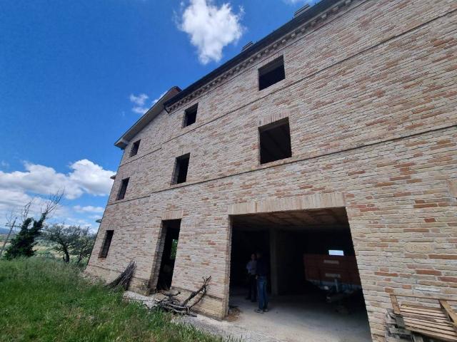 Palazzo / Stabile in vendita a Loro Piceno MC