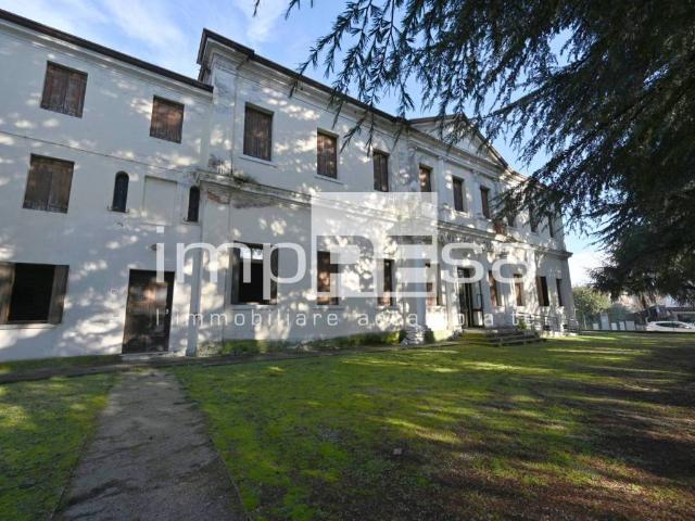 Palazzo / Stabile in vendita a Paese TV