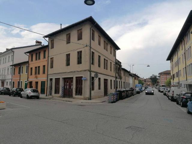 Palazzo / Stabile in vendita a Palmanova UD