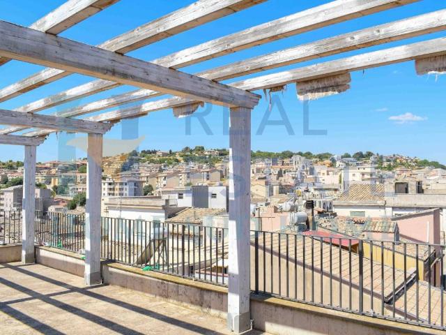 Palazzo / Stabile in vendita a Palazzolo Acreide SR