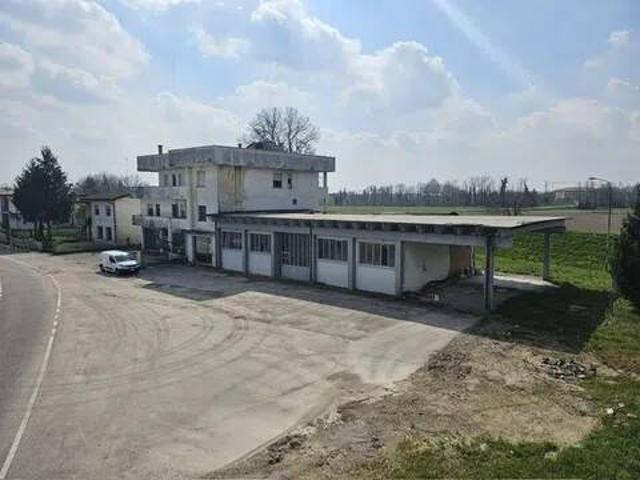 Palazzo / Stabile in vendita a Pasiano di Pordenone PN