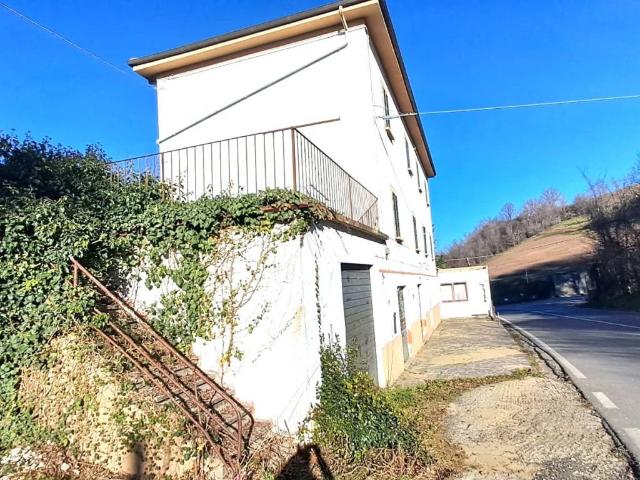 Palazzo / Stabile in vendita a Pianoro BO