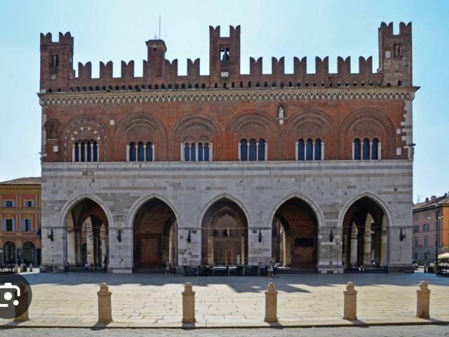 Palazzo / Stabile in vendita a Piacenza PC