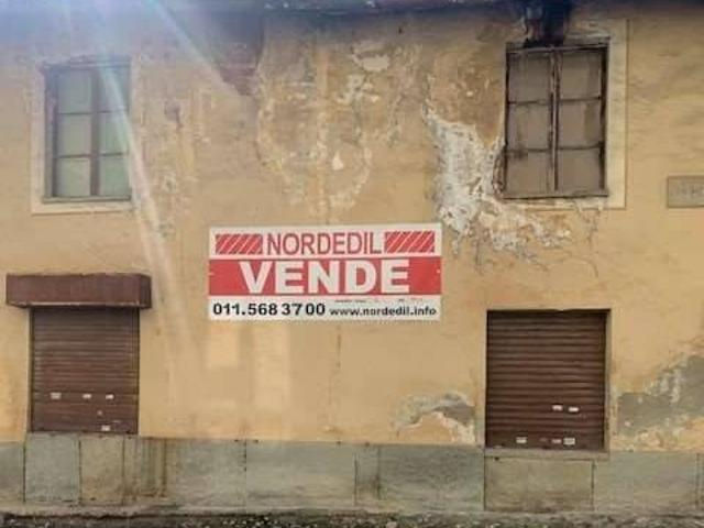Palazzo / Stabile in vendita a Pinerolo TO