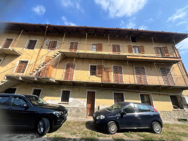 Palazzo / Stabile in vendita a Pinerolo TO