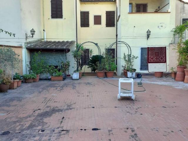 Palazzo / Stabile in vendita a Pistoia PT