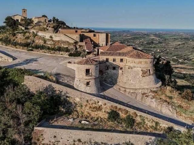 Palazzo / Stabile in vendita a Poggio Torriana RN