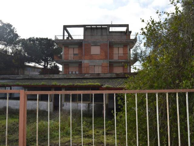 Palazzo / Stabile in vendita a Pomezia RM