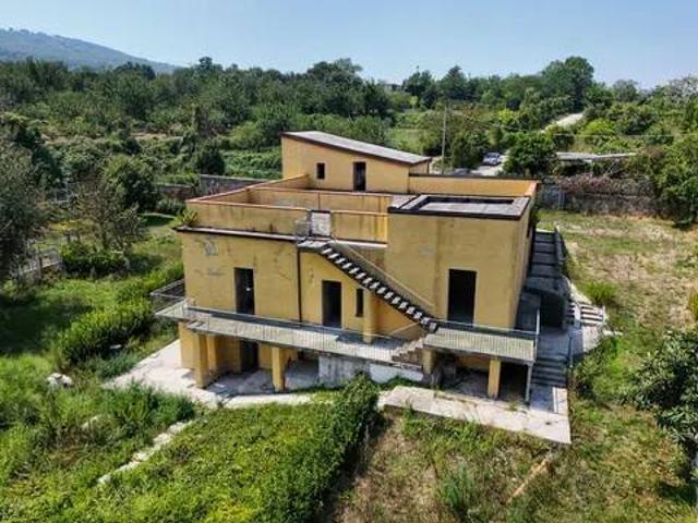 Palazzo / Stabile in vendita a Pozzuoli NA