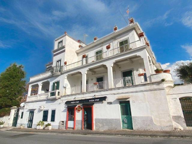 Palazzo / Stabile in vendita a Pozzuoli NA