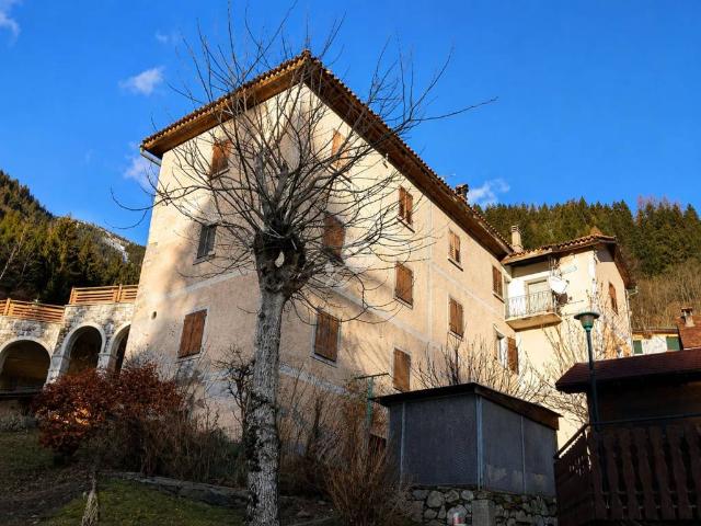 Palazzo / Stabile in vendita a Ravascletto UD