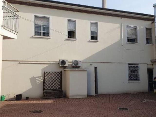Palazzo / Stabile in vendita a Ravenna RA