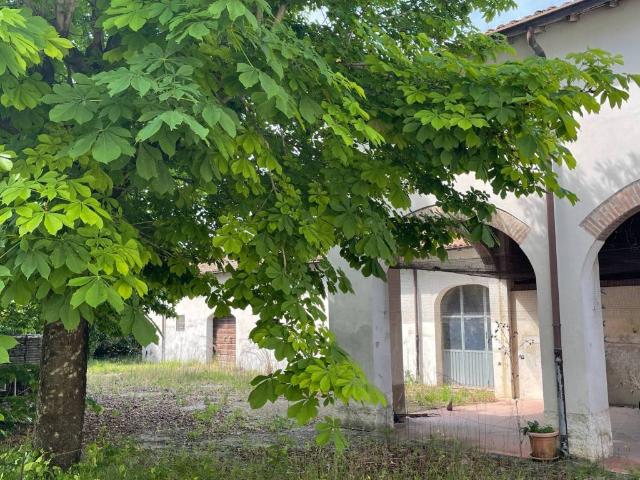 Palazzo / Stabile in vendita a Reggiolo RE