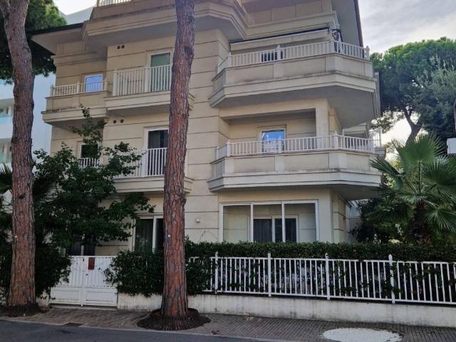 Palazzo / Stabile in vendita a Riccione RN