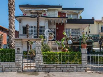 Palazzo / Stabile in vendita a Rimini RN