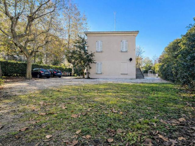 Palazzo / Stabile in vendita a Rimini RN