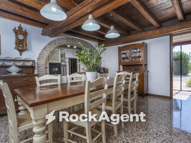 Palazzo / Stabile in vendita a Rivignano Teor UD