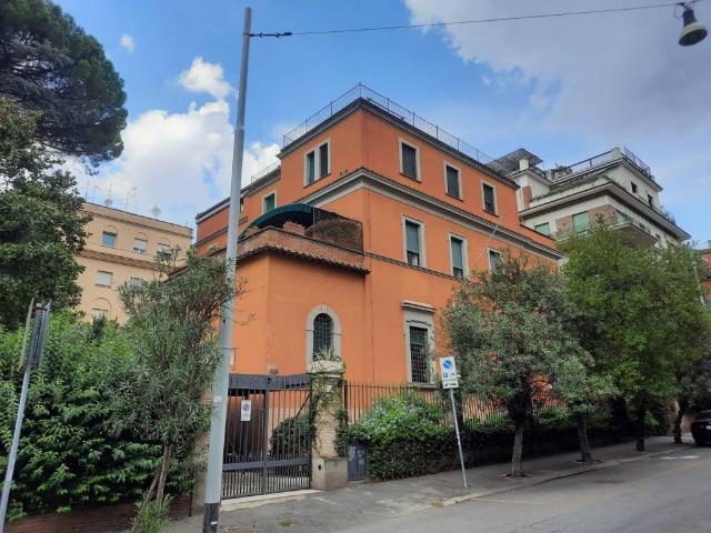 Palazzo / Stabile in vendita a Roma RM